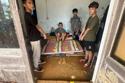 Phát hiện nhóm thiếu niên 'làm chuyện động trời' trong nhà hoang, dùng lọ thuốc nhỏ mắt để giấu tang vật