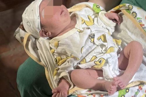 Bé gái sơ sinh bị bỏ trong chiếc làn nhựa bên đường lúc đêm khuya, cùng lời nhắn gửi xúc động