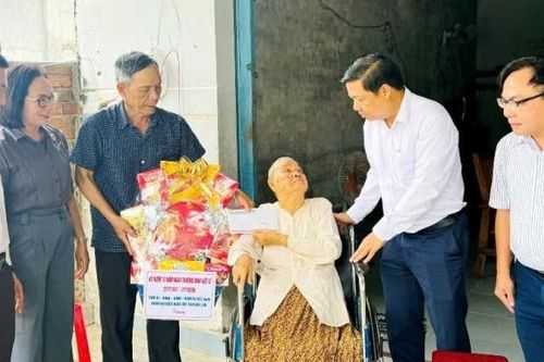 Bí thư Tỉnh ủy Đắk Lắk thăm, tặng quà cho gia đình chính sách dịp 27/7
