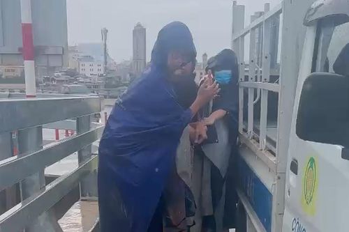 Giải cứu nữ sinh 18 tuổi ở Hải Phòng có ý định nhảy cầu Hoàng Văn Thụ