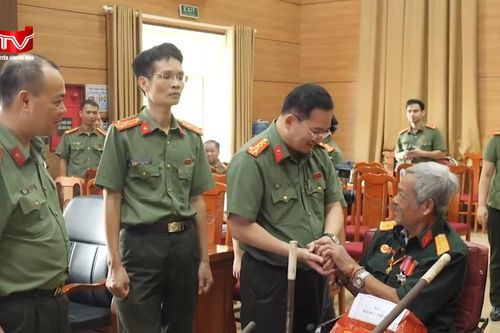 Cụm thi đua số 5 CATP Hà Nội tổ chức hành trình về địa chỉ đỏ, tri ân người có công