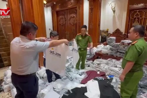 Cận cảnh kho quần áo giả nhãn hiệu trị giá hơn 4 tỷ đồng