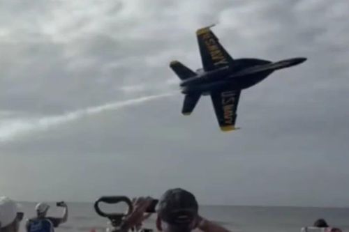 Tiêm kích bay biểu diễn 'vuốt tóc' khán giả, Hải quân Mỹ mở cuộc tra soát an toàn