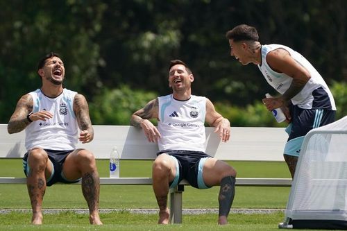 Messi chân trần, tuyển Argentina thong thả trước chung kết
