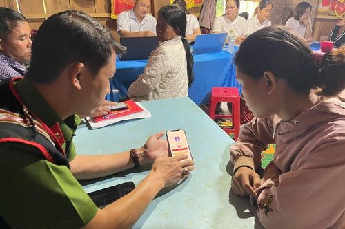 Hành chính công ngay tại… nhà rông