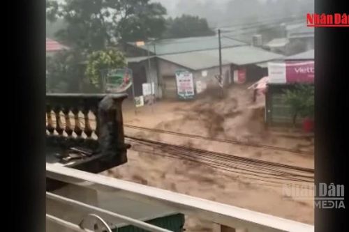 [Video] Lũ quét, sạt lở làm nhiều nhà dân ở Mường Than bị lũ cuốn trôi