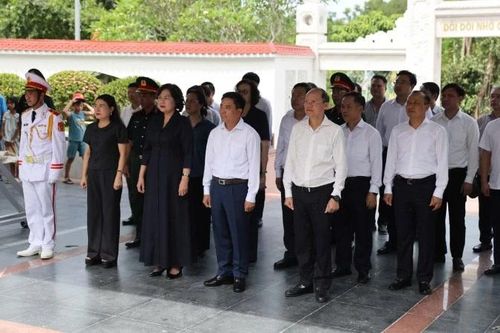 Các đồng chí lãnh đạo Quốc hội dâng hương tại Ngã ba Đồng Lộc