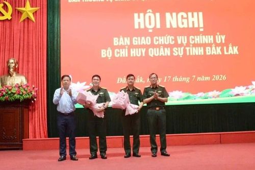 Bàn giao chức vụ Chính ủy Bộ Chỉ huy Quân sự tỉnh Đắk Lắk