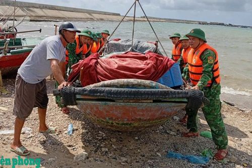 Bám dân, ứng phó mưa bão nơi tuyến đầu