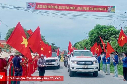 Hàng nghìn người dân cầm cờ Tổ quốc đón liệt sĩ trở về quê hương sau hơn nửa thế kỷ