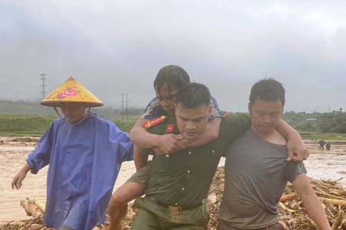 Thiếu tá công an kể phút nắm tay nhau thành 'sợi dây người', cứu 2 người giữa lũ xiết