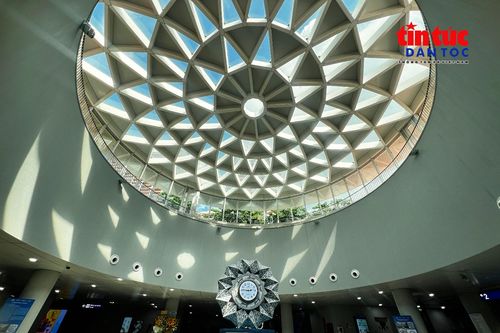Ga metro Bến Thành hút khách với không gian nghệ thuật mở