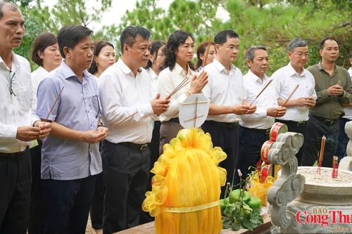 Đoàn công tác Bộ Công Thương dâng hương tưởng niệm các Anh hùng liệt sĩ tại Quảng Trị