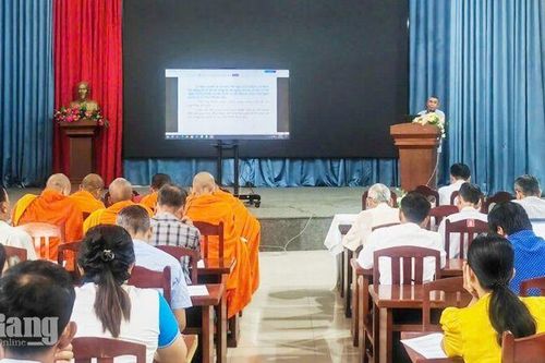 An Giang cập nhật pháp luật cho gần 100 người có uy tín vùng dân tộc