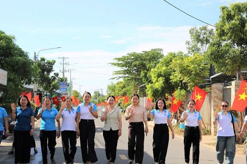 Ra mắt tuyến đường cờ hoa 'Sắc màu phụ nữ Quảng Phú'