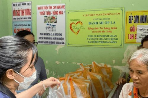 Câu lạc bộ Từ thiện Hương Lam trao 700 suất ăn và mang ánh sáng cho bệnh nhân nghèo