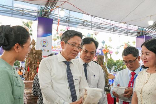 Khai mạc hội chợ xúc tiến thương mại