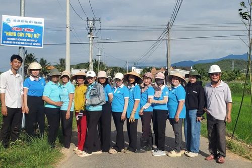 Hội Liên hiệp Phụ nữ xã Vạn Hưng thực hiện công trình 'Hàng cây phụ nữ'