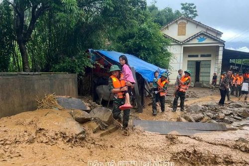 Công an xã Mường Than khẩn trương cứu dân, khắc phục hậu quả mưa lũ