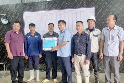 Phó Chủ tịch Thường trực HĐND tỉnh Hầu Minh Lợi kiểm tra tiến độ các công trình tại xã Thắng Mố