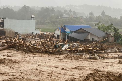 Lũ quét ở Lai Châu: Nhiều nhà dân bị cuốn trôi, quốc lộ 32 ách tắc
