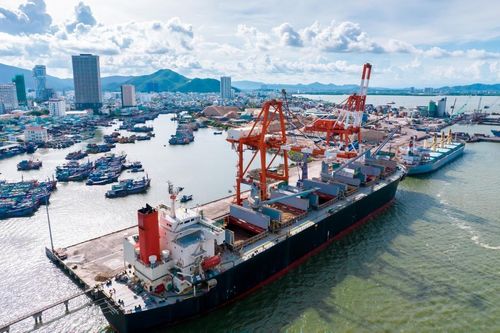 Dòng chảy hàng hóa nhộn nhịp, Cảng Quy Nhơn lãi mạnh nửa đầu năm