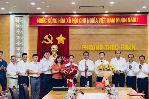 Công bố quyết định điều động, chỉ định đồng chí Vũ Đình Quang giữ chức Bí thư Đảng ủy phường Thục Phán