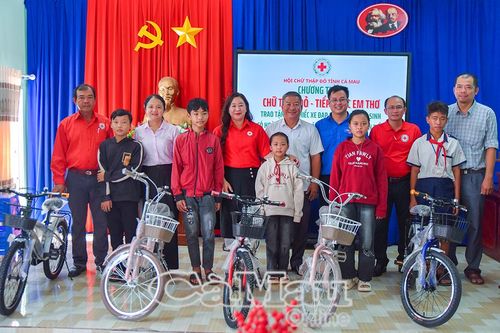 Trao 47 xe đạp tiếp sức học sinh khó khăn đến trường