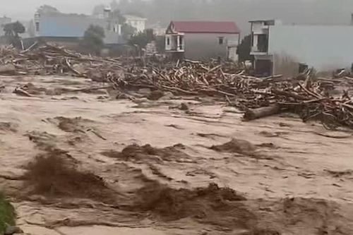 Quốc lộ 32 tê liệt vì lũ quét, Lai Châu căng mình ứng phó thiên tai