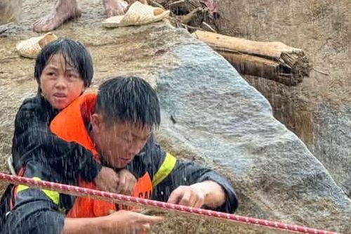 Công an Lai Châu đu dây giải cứu 10 người khỏi dòng lũ dữ