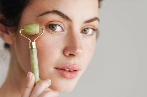 5 thói quen giúp giảm sưng phù mặt vào mỗi sáng, gương mặt thanh thoát, tươi tắn hơn