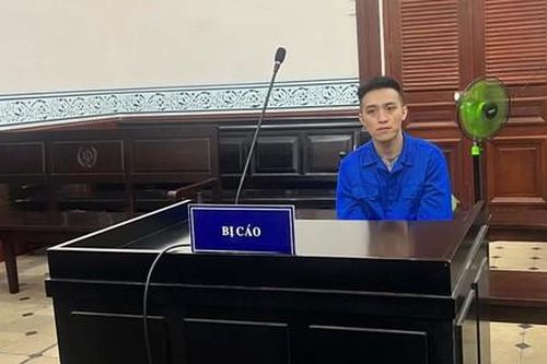 Gã thanh niên cuồng ghen đánh đập rồi ném bạn gái từ mái nhà xuống đất