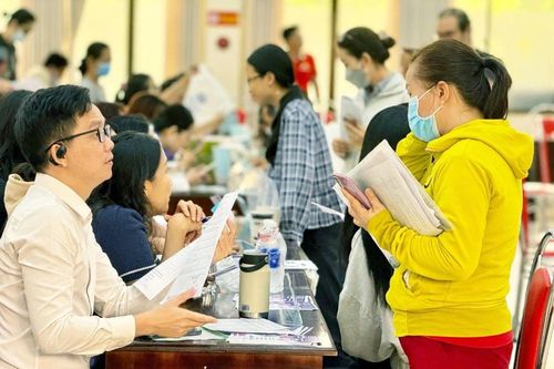 Ai chịu áp lực hơn trong thị trường lao động mới?