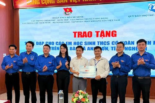 Tuổi trẻ các Cơ quan Trung ương tặng 15 xe đạp cho học sinh khó khăn ở Nghệ An