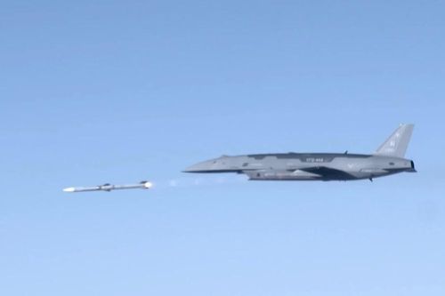 Tiêm kích không người lái YFQ-44A Fury lần đầu tiên phóng tên lửa AIM-120