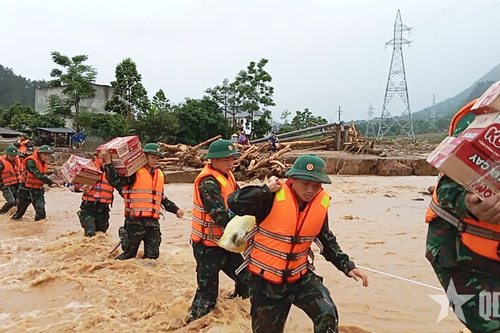 Lai Châu: Bộ đội đưa nhu yếu phẩm đến người dân vùng lũ bị cô lập