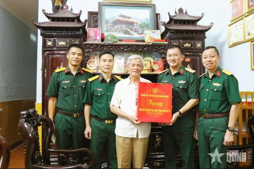 Trung tướng La Công Phương thăm, tri ân các đồng chí nguyên thủ trưởng Bộ tư lệnh Quân khu 1