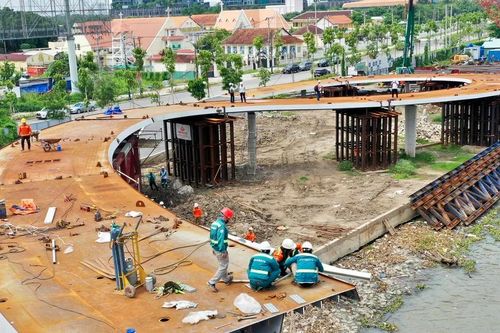 Hối hả trên công trường cầu đi bộ qua sông Sài Gòn