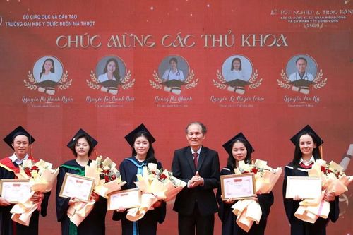 Trường Đại học Y Dược Buôn Ma Thuột trao bằng tốt nghiệp cho 283 tân bác sĩ, dược sĩ