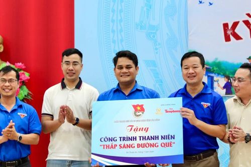 'Kỳ nghỉ hồng' kết nối những tấm lòng nơi biên giới