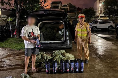 Phát hiện ô tô chở 160 bình nghi chứa khí cười không rõ nguồn gốc trên Quốc lộ 18