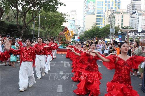 Rực rỡ Carnival đường phố Festival biển Khánh Hòa 2026