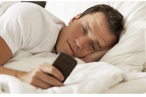 Lướt điện thoại ngay khi ngủ dậy buổi sáng: Những hậu quả nghiêm trọng nhiều người chưa biết