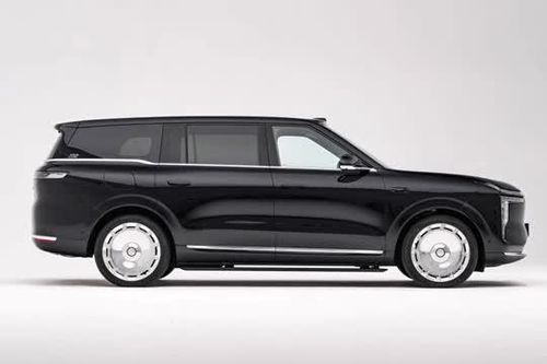 SUV dài gần 5,3 mét, công suất 748 mã lực, giá chưa tới 1,4 tỷ đồng