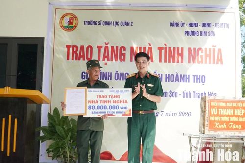 Trường Sĩ quan Lục quân 2 trao nhà tình nghĩa, nhà đại đoàn kết tại phường Bỉm Sơn