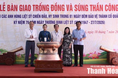 Hội Di sản Văn hóa và Cổ vật Thanh Hoa tặng trống đồng và súng thần công cho tỉnh Quảng Trị