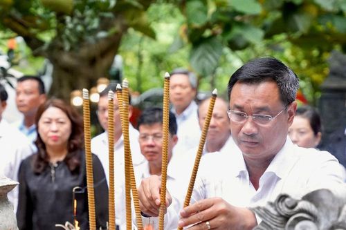 Đoàn lãnh đạo thành phố Đà Nẵng dâng hương tri ân tại Đền thờ các Anh hùng liệt sĩ đường 20 - Quyết Thắng và hang Tám Cô