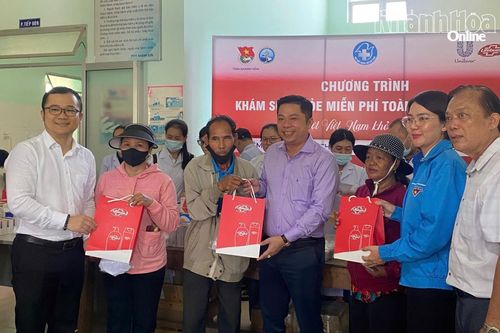 Khám bệnh, cấp thuốc miễn phí cho khoảng 500 người dân xã Tây Khánh Sơn