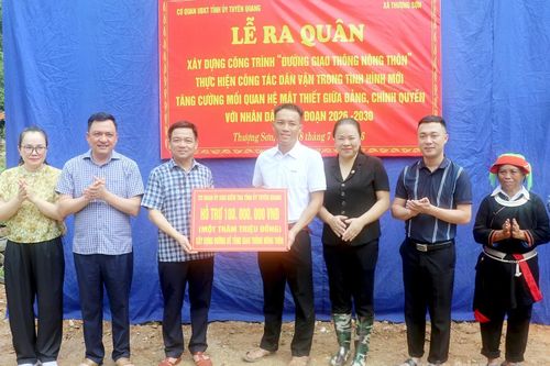 Cơ quan Ủy ban Kiểm tra Tỉnh ủy ra quân xây dựng công trình giao thông nông thôn mới và tặng quà các gia đình chính sách