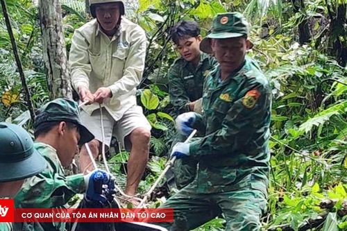 Bộ đội Biên phòng Lai Châu hỗ trợ công nhân gặp nạn tìm lại tài sản